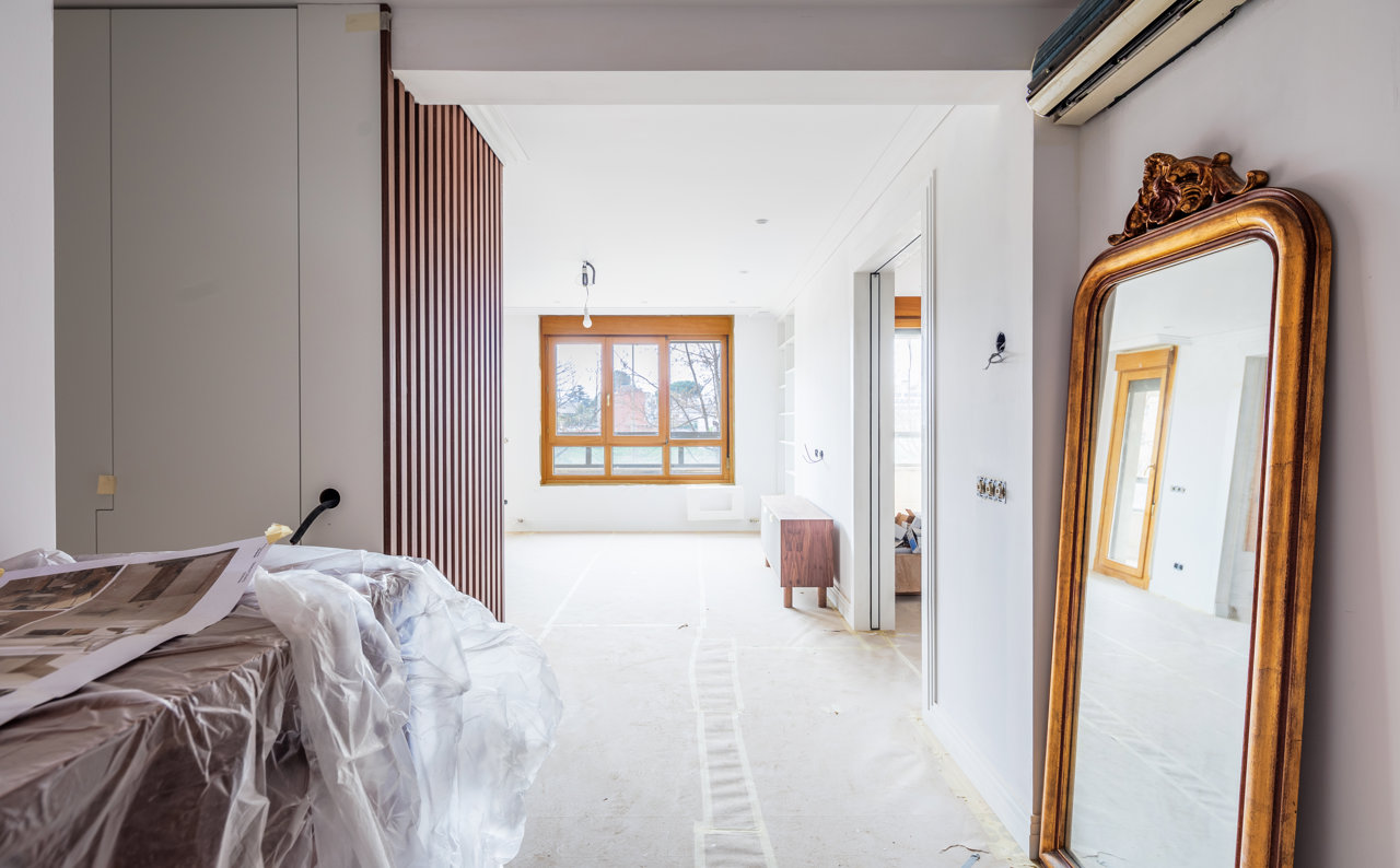 Un dormitorio en plena reforma por SQH STudio