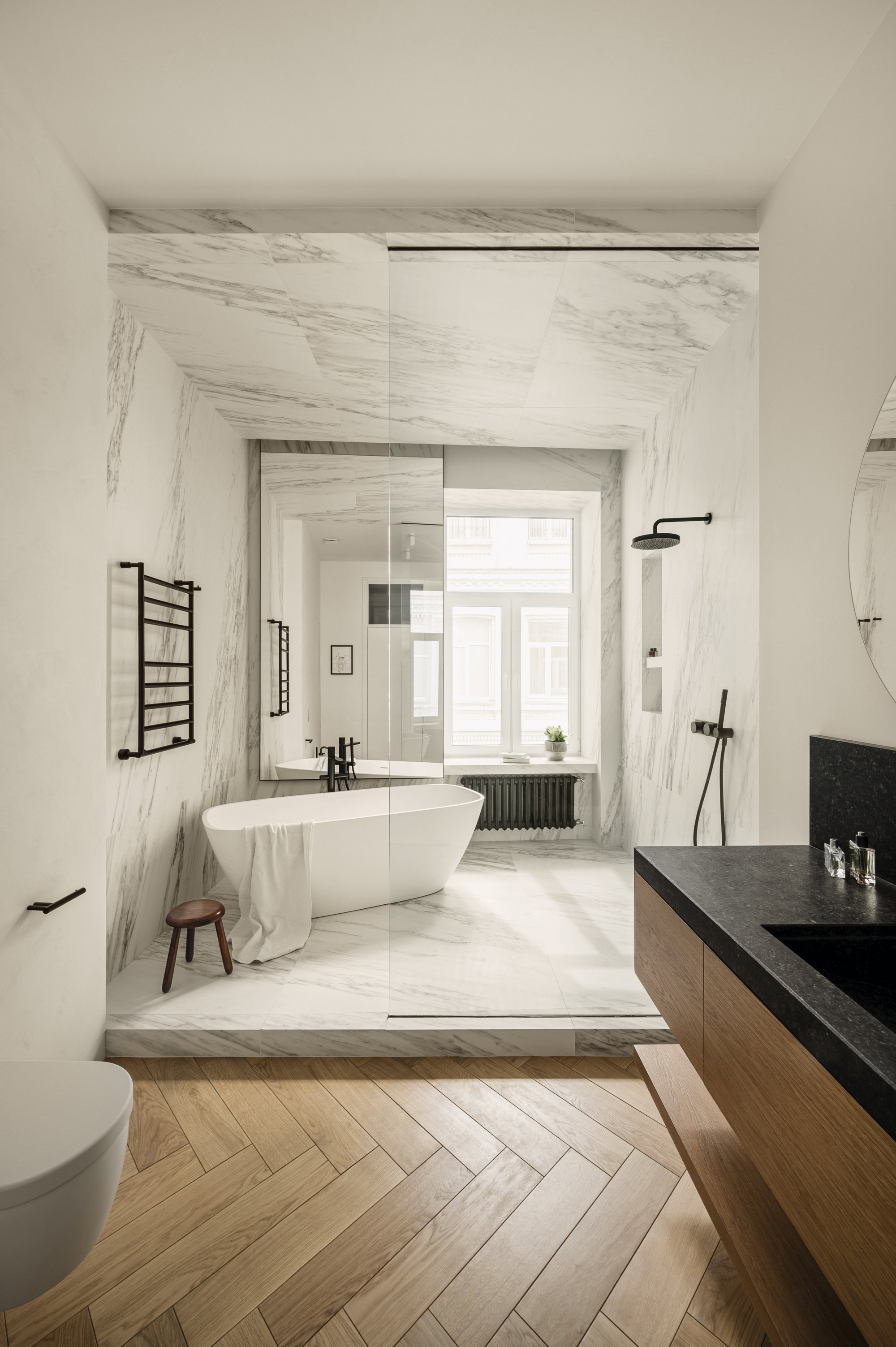bañera ducha baño taburete madera grifos negros