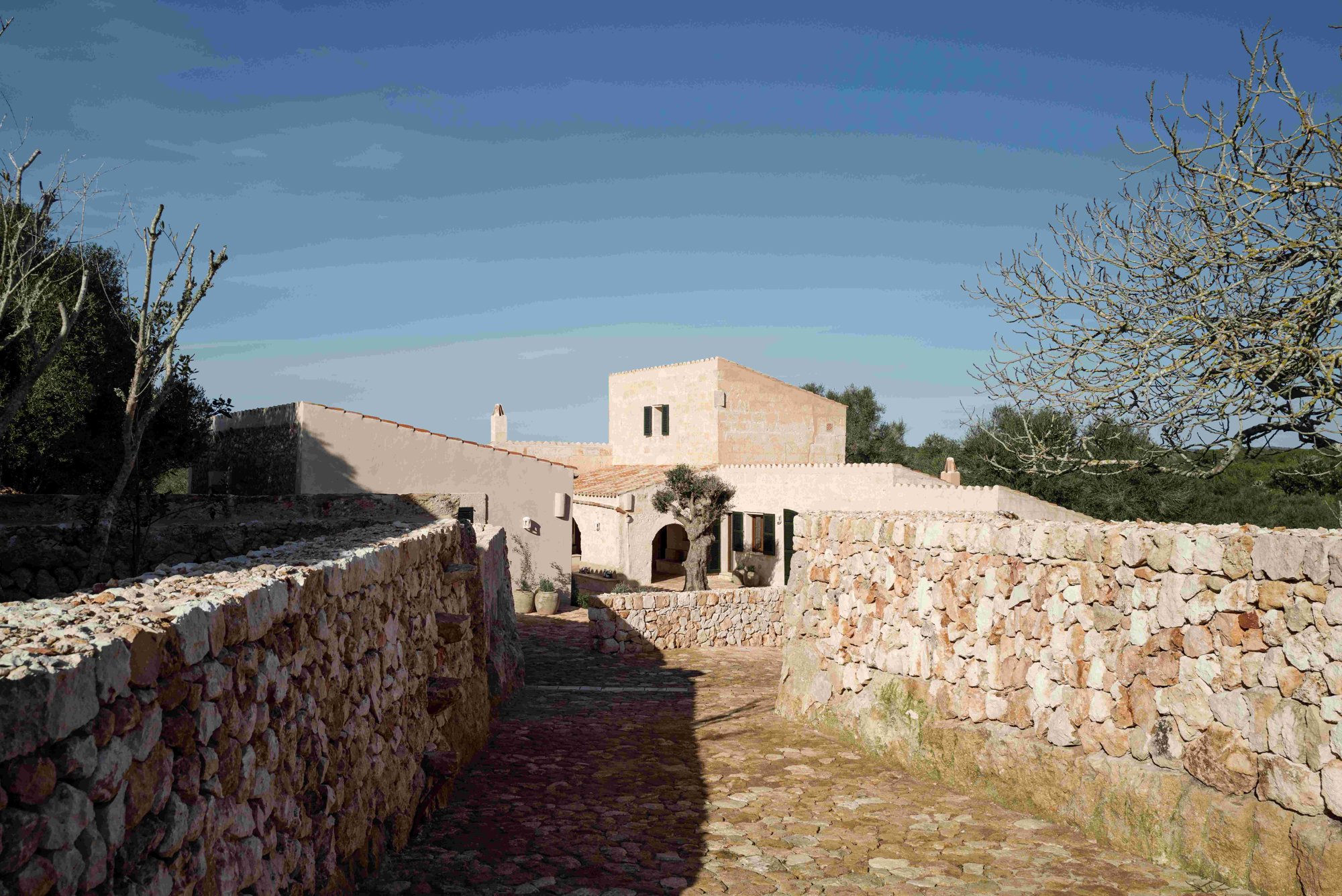 fachada y muros de piedra