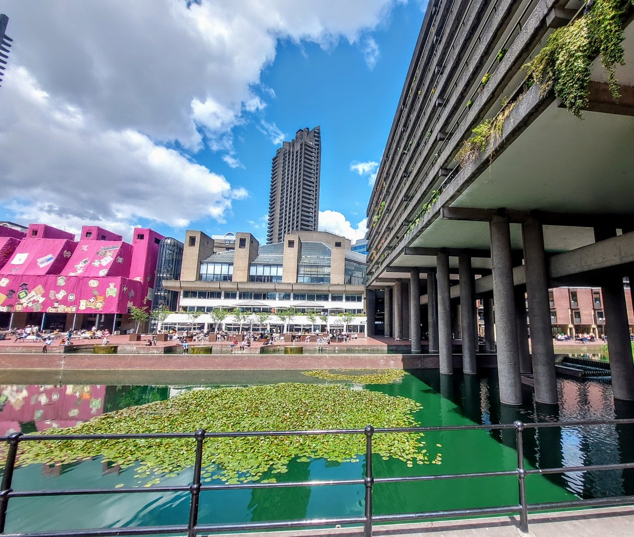 El Barbican Estate se proyectó a mediados de los sesenta. La construcción se prolongó dos décadas. La reina Isabel II lo inauguro en marzo de 1982.