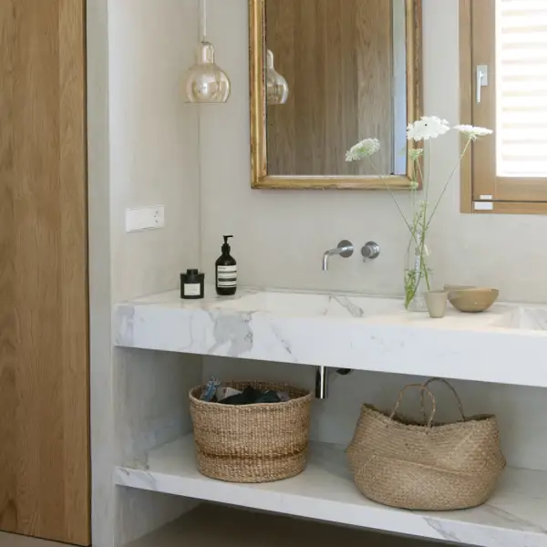 Hornacinas: la solución para ganar almacenaje en la pared de baños pequeños