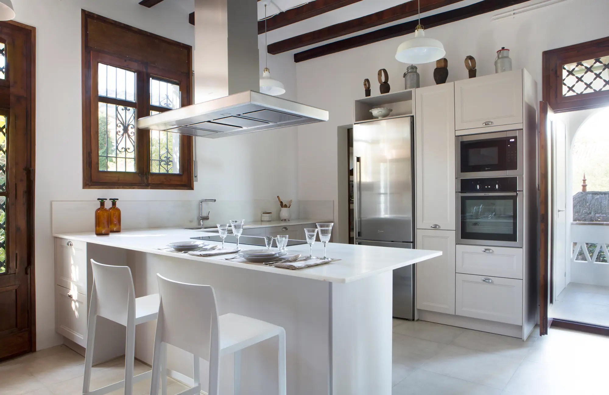 Cocina contemporánea con detalles rústicos