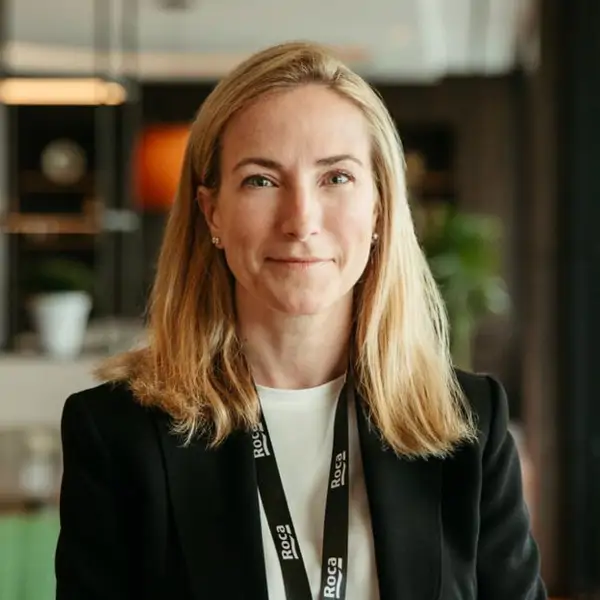 Anna Maresch, de Roca Group, sobre baños pequeños: "Para ganar amplitud, resulta muy útil escoger inodoros suspendidos"