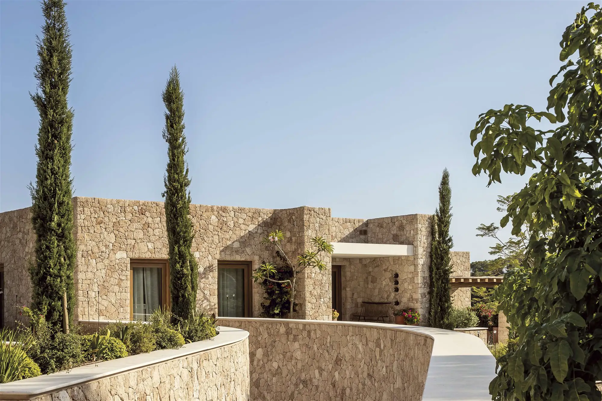 casa tradicional Ibiza fachada empedrada vegetación
