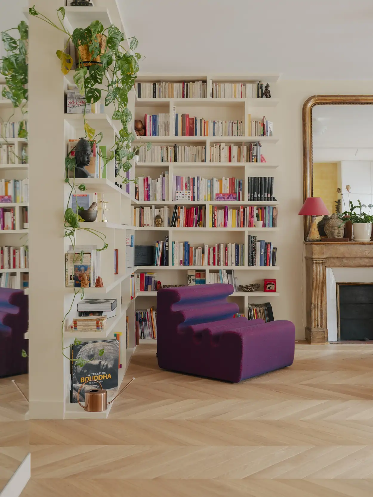 Librería con sullón moderno