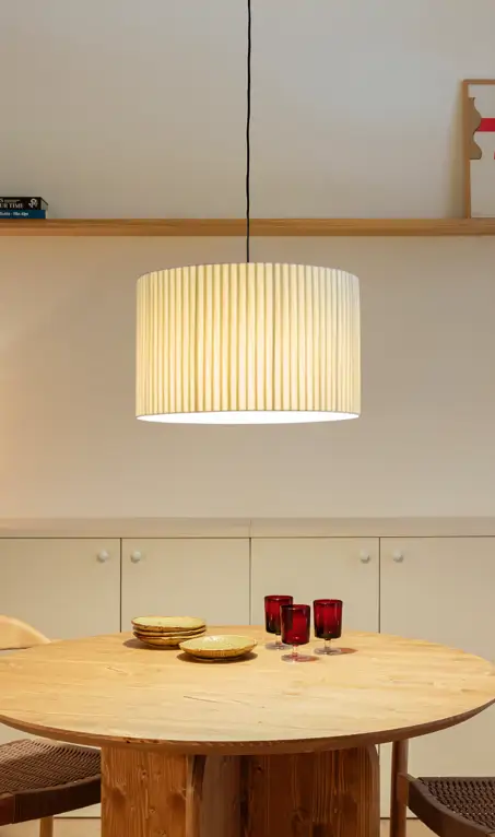 La reforma de este MINI piso apuesta por una cocina multifuncional: "Organiza, divide del lavadero y oculta el baño y dormitorio"